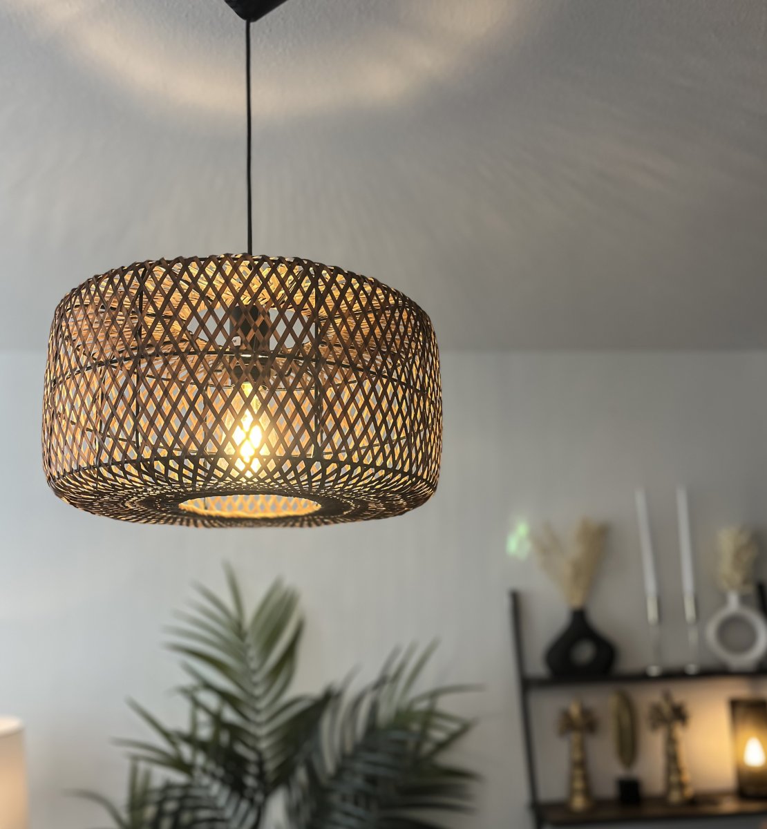 Savanna Ø40 Ruskea kattovalaisin valmistajalta Aneta Lighting - Savanna kattovalaisin on luonnollinen ja maanläheinen valaisin, joka sopii täydellisesti moderniin skandinaaviseen kotiin.