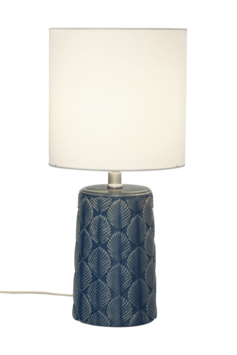 Bodil 47cm Sininen pöytävalaisin valmistajalta Aneta Lighting - Bodil on valaisin, joka ei ainoastaan tarjoa miellyttävää valaistusta kermanvalkoisella varjostimellaan, vaan myös &auml; on tyylikäs sisustusyksityiskohta.