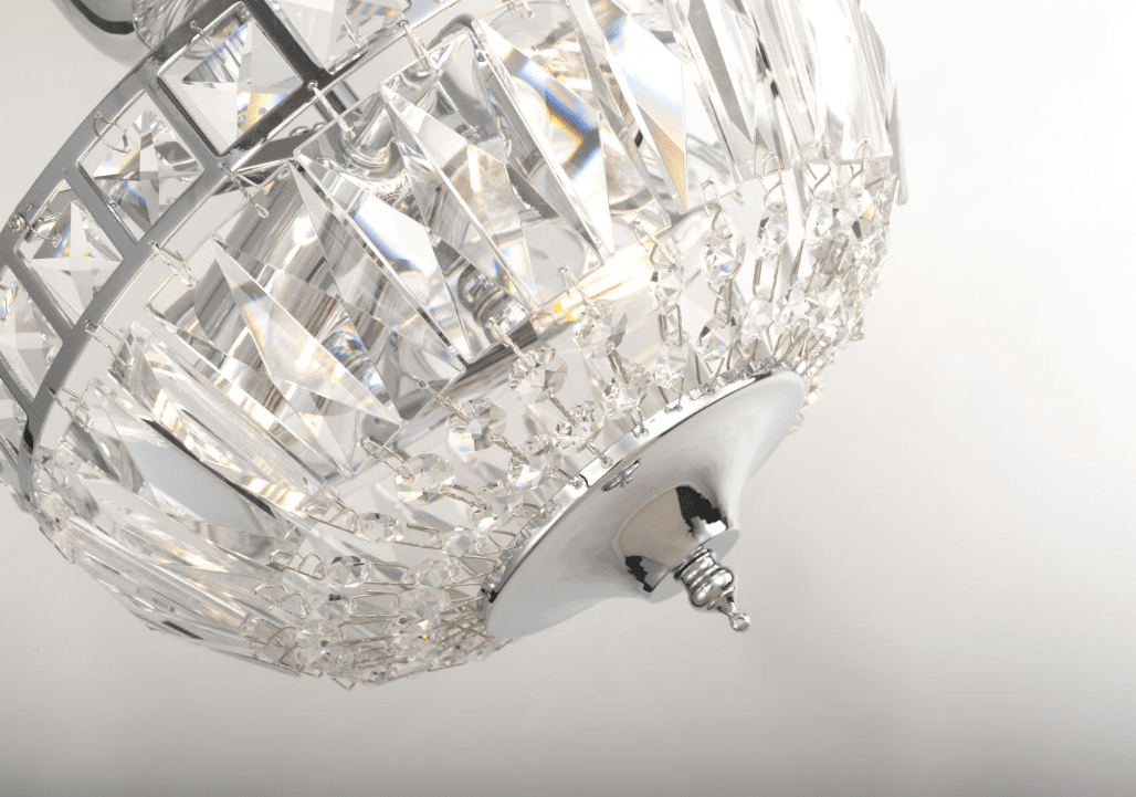 Flores Ø25 Hopea kristalli valmistajalta Norrsken Design - Käsin leikatut Class 1 K9 -kiteet antavat upean kiillon ja luovat kauniin valon leikin, joka muuttaa minkä tahansa huoneen kimaltelevaksi keitaaksi.