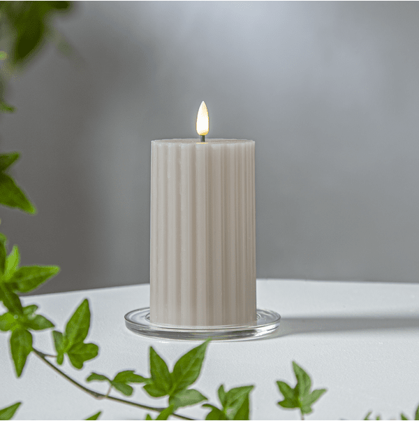 LED Pöytäkynttilä Flamme Stripe Beige valmistajalta Star Trading - Siin&auml; on ajastintoiminto ja kun kytkin on p&auml;&auml;ll&auml;; ajastintila sytytt&auml;&auml; valon 6 h p&auml;&auml;ll&auml;, 18 h pois p&auml;&auml;lt&auml; toistuvasti.