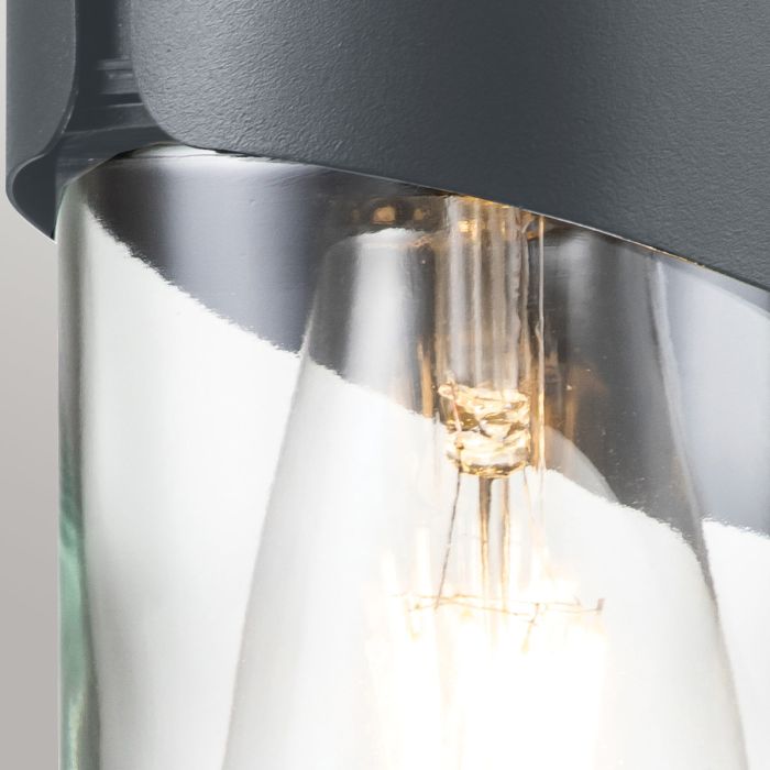 Porto 18cm Harmaa ulkovalo valmistajalta Elstead Lighting - Tillverkad av rostfritt st&aring;l i gr&aring; finish och glas, erbjuder den en robust och v&auml;dert&aring;lig konstruktion som &auml;r idealisk f&ouml;r fasader, entr&eacute;er och uteplatser.