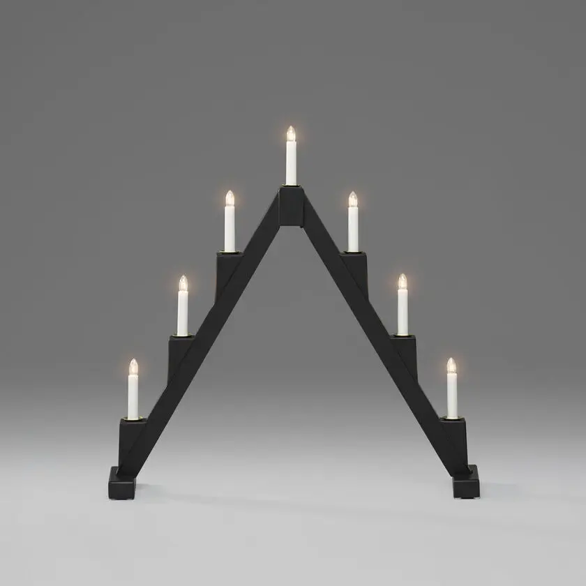 Candelabra 7 Lights Musta valmistajalta Konstsmide - Taitettava s&auml;hk&ouml;inen kynttil&auml;njalka, jossa on 7 kynttil&auml;&auml;, valmistettu mustaksi maalatusta langasta ja koristeltu messinkirenkailla jokaisen kynttil&auml;n ymp&auml;rill&auml; elegantin kosketuksen luomiseksi.
