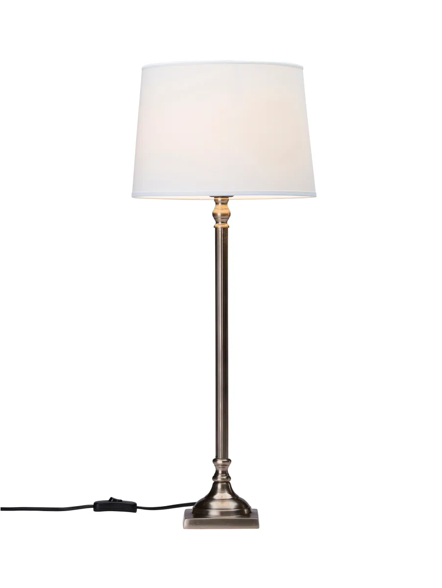 Margot 63cm Antiikki hopea pöytävalaisin valmistajalta PR Home - Lampun kanta on 41 cm korkea ja 10,5 cm syv&auml;, siin&auml; on 1,6 m musta muovijohto virtakytkimell&auml;.