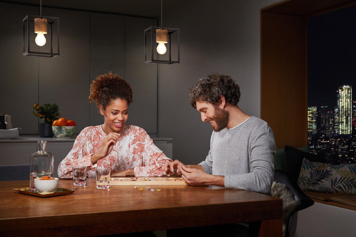 Nairobi 17cm Musta kattovalaisin valmistajalta Ledvance - Musta avoin metallirunko luo ilmavan ja teollisen ilmeen, kun taas elegantit askelmaiset yksityiskohdat luovat lämpimän ja luonnollisen kontrastin.