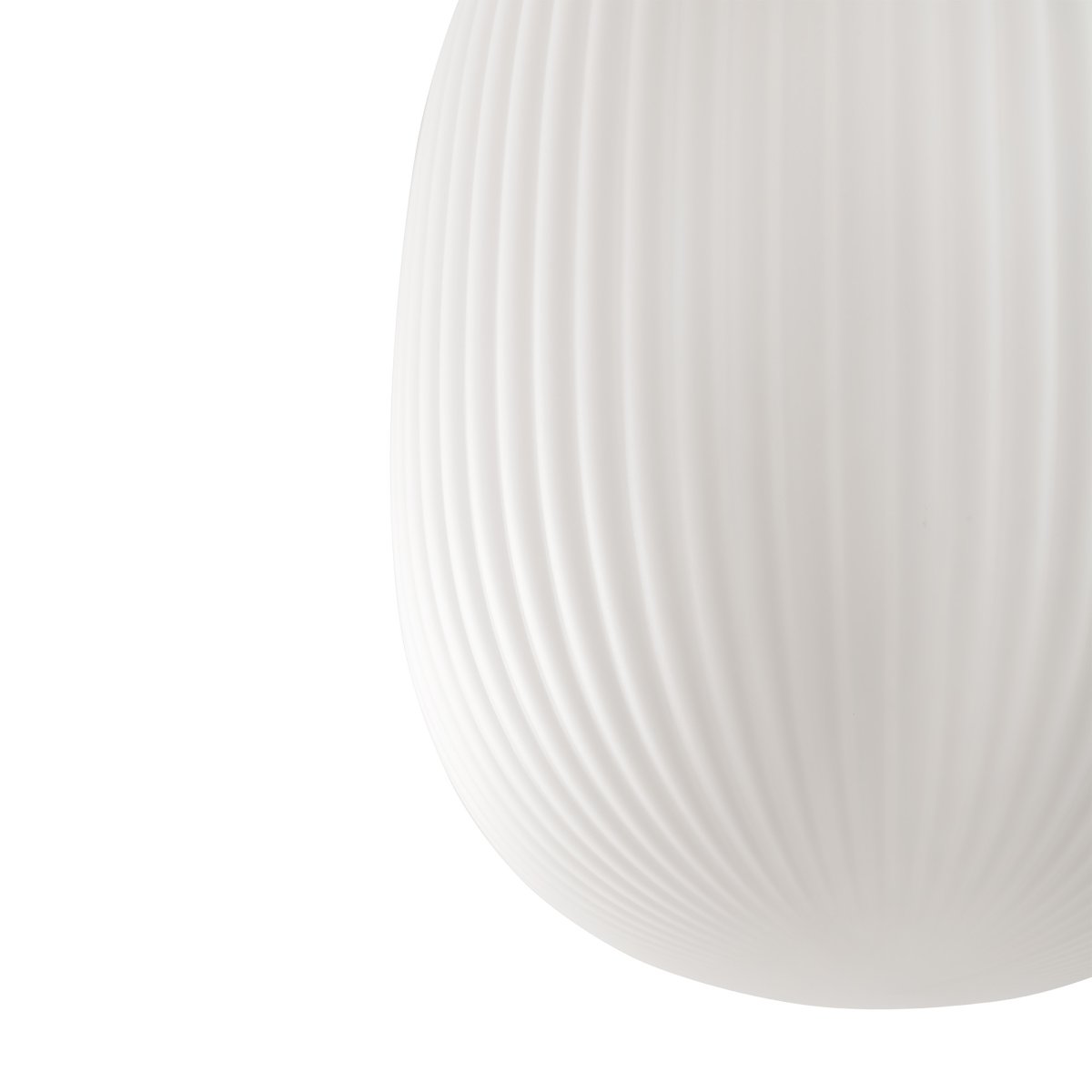 Isabelle Ø30 Valkoinen kattovalaisin valmistajalta Faro Barcelona - Opaalinvalkoinen lasi levitt&auml;&auml; l&auml;mmint&auml; ja miellytt&auml;v&auml;&auml; valoa, ja pinta leikittelee varjojen kanssa luoden eloisan ilmeen.