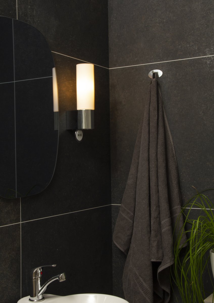 Cosenza 25cm Kromi kylpyhuoneen valaisin valmistajalta Aneta Lighting - Cosenza-sein&auml;valaisin kromattua metallia ja opaalivalkoisella lasivarjostimella.