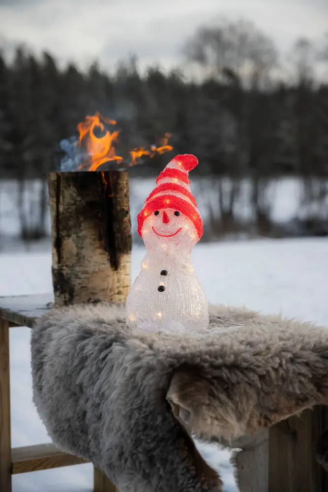 Lumiukko Akryyli PUNAINEN valmistajalta Konstsmide - Leikkis&auml; ja s&auml;&auml;n arvoinen koriste, joka levitt&auml;&auml; joulun iloa puumaailmaan, parvekkeelle tai eteiseen.