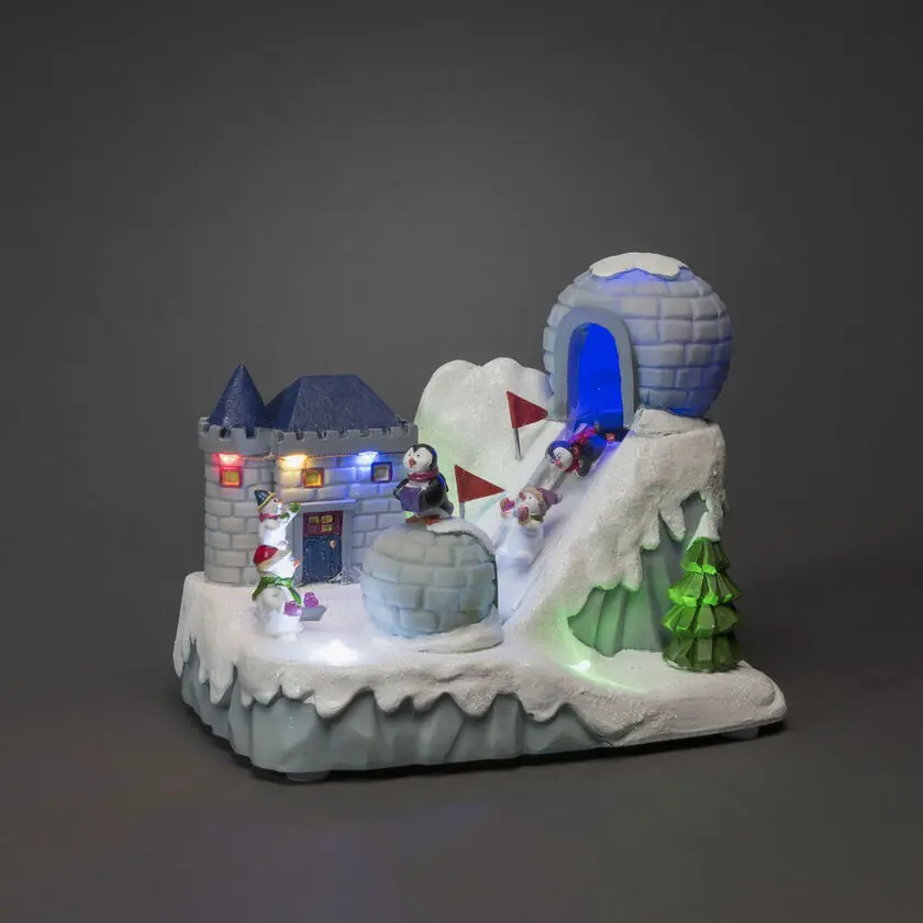 Mekaaninen Joulukoriste Laskettelurinne Monivärinen valmistajalta Konstsmide - Onnellisilla hahmoilla, lumipallotaisteluilla, kelkkailulla ja iglulla se levitt&auml;&auml; talviseikkailua t&auml;ynn&auml; liikett&auml;, 8 loistavaa LED-valoa ja 8 tunnelmallista joululaulua.