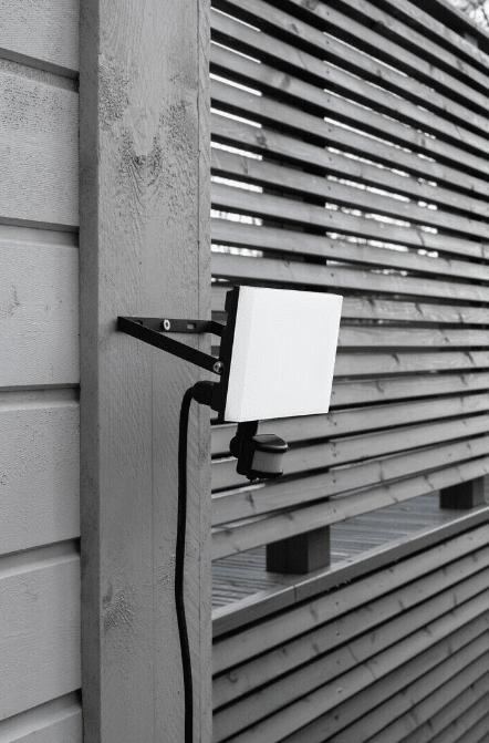 Airflood 20W Musta ulkovalo valmistajalta Airam - Airflood-valonheitin on moderni, kompakti ja suunniteltu pihojen, varastojen, k&auml;yt&auml;vien ja parkkipaikkojen k&auml;yt&auml;nn&ouml;lliseen, turvalliseen ja turvalliseen valaistukseen.