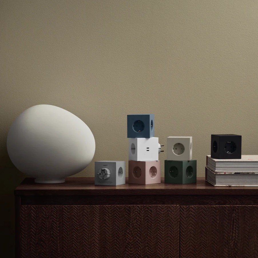 Square 2 Socket extender with 30W Dual USBC Vaaleanpunainen valmistajalta Avolt - Avoltin pistorasian jatkopala, jossa on tyylik&auml;s muotoilu kierr&auml;tysmuovista valmistetulla kuutiolla ja pohjassa magneettilevy sein&auml;lle ripustamista varten.