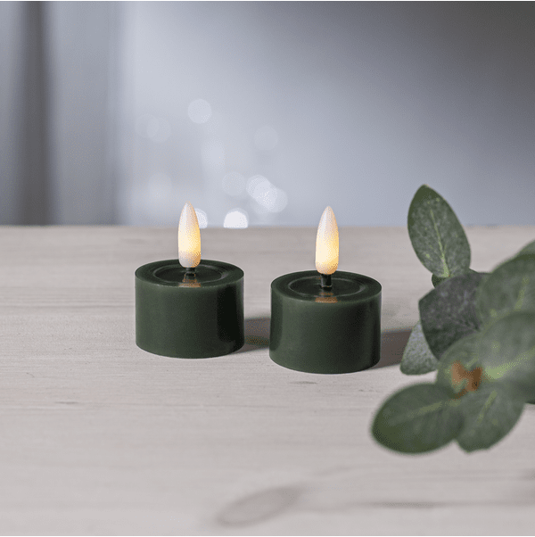 LED Tuikkukynttilä Flamme Flow Vihreä valmistajalta Star Trading - Siinä on ajastintoiminto ja kun kytkin on päällä; ajastintila syttyy 6h päällä, 18h pois päältä toistuvasti, jos valitset on-tilan, niin kynttilät syttyvät noin 80 tuntia.