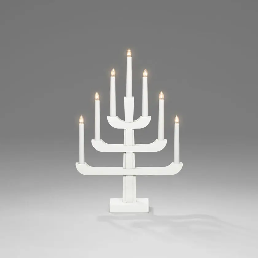 Candelabra 7 Lights Valkoinen valmistajalta Konstsmide - p&ouml;yt&auml; &ndash; Tunnelmallinen ja tyylik&auml;s kynttil&auml;njalka, joka syttyy joka talvi-ilta.