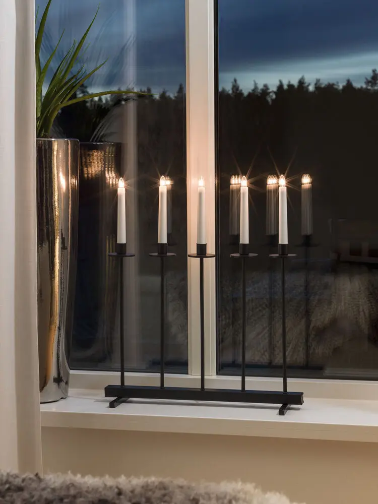 Candelabra 5 Lights Musta valmistajalta Konstsmide - Anna kotiisi moderni ja tyylik&auml;s joulutunnelma t&auml;ll&auml; ainutlaatuisella adventtikynttil&auml;njalalla, joka on mustaksi lakattua ter&auml;st&auml;.