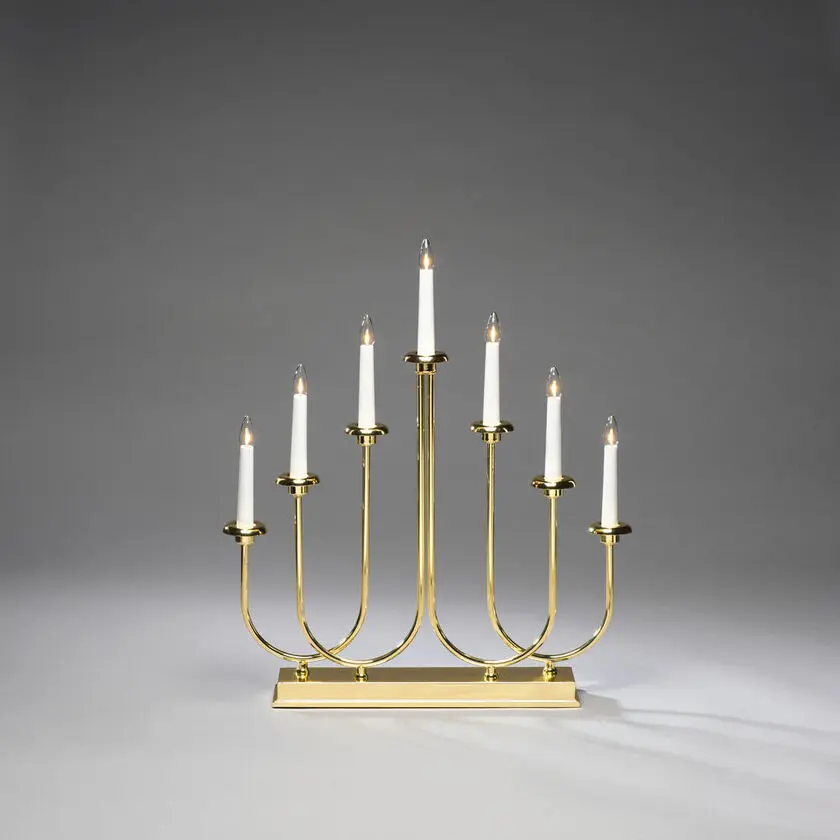 Candelabra 7 Lights Messinki valmistajalta Konstsmide - Ajaton klassikko, jossa yhdistyv&auml;t perinteet ja moderni eleganssi &ndash; t&auml;ydellinen l&auml;mm&ouml;n ja ilon levitt&auml;miseen!