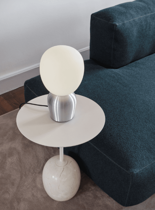 Buddy 34cm Kiillotettu alumiini pöytävalaisin valmistajalta Belid - Tasaisen valonsa ja hienostuneen muotoilunsa ansiosta Buddysta tulee luonnollinen osa kotia, kumppani, joka levitt&auml;&auml; valoa ja luonnetta tuleville sukupolville.