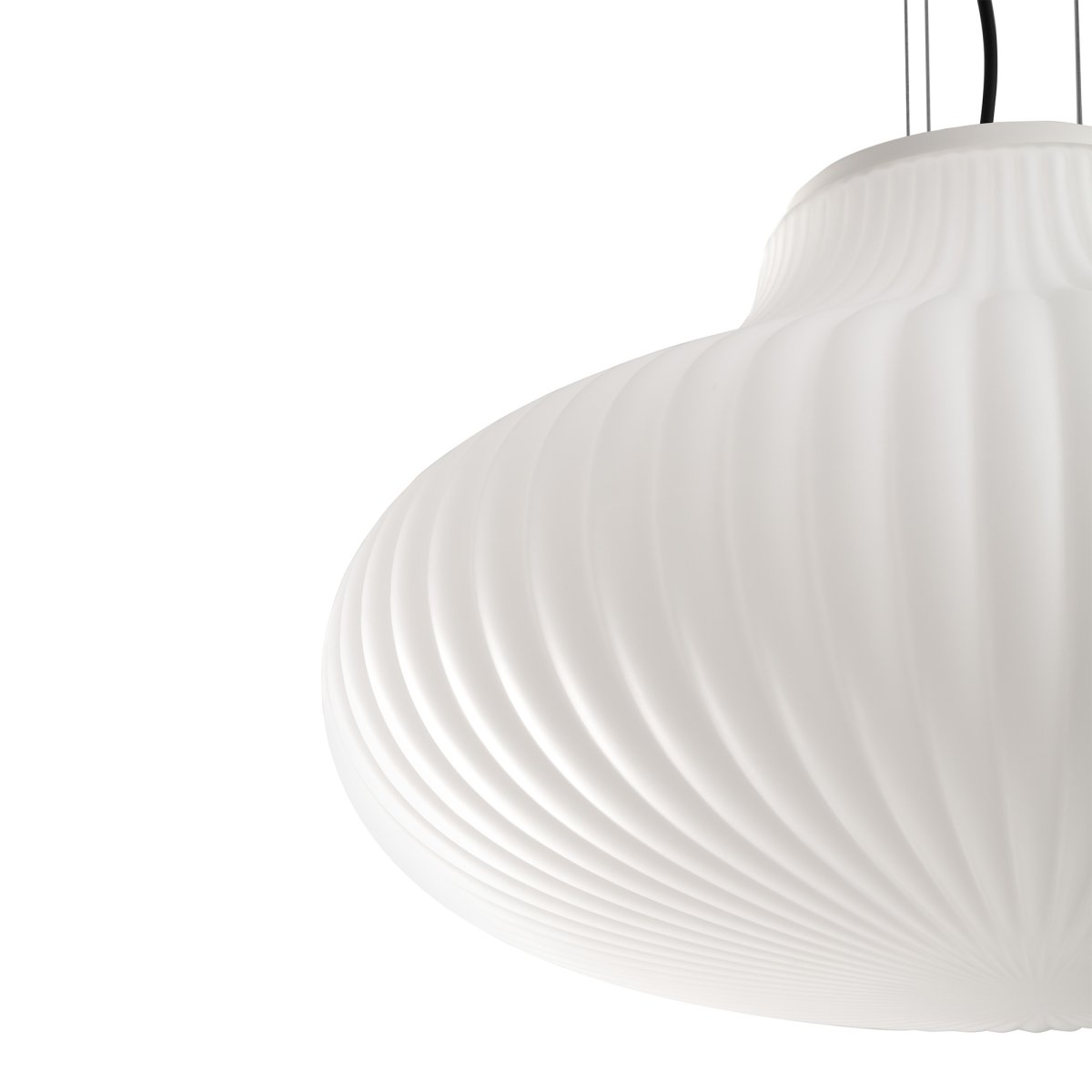 Isabelle Ø50 Valkoinen kattovalaisin valmistajalta Faro Barcelona - Opaalinvalkoinen lasi levitt&auml;&auml; l&auml;mmint&auml; ja miellytt&auml;v&auml;&auml; valoa, ja pinta leikittelee varjojen kanssa luoden eloisan ilmeen.