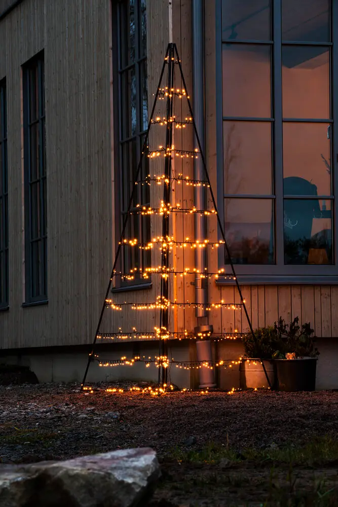 Metallikoriste Pyramidi 240cm Musta valmistajalta Konstsmide - 651 l&auml;mpim&auml;n meripihkan v&auml;risell&auml; LED-valolla se levitt&auml;&auml; eleganttia hehkua ja luo maagisen tunnelman.