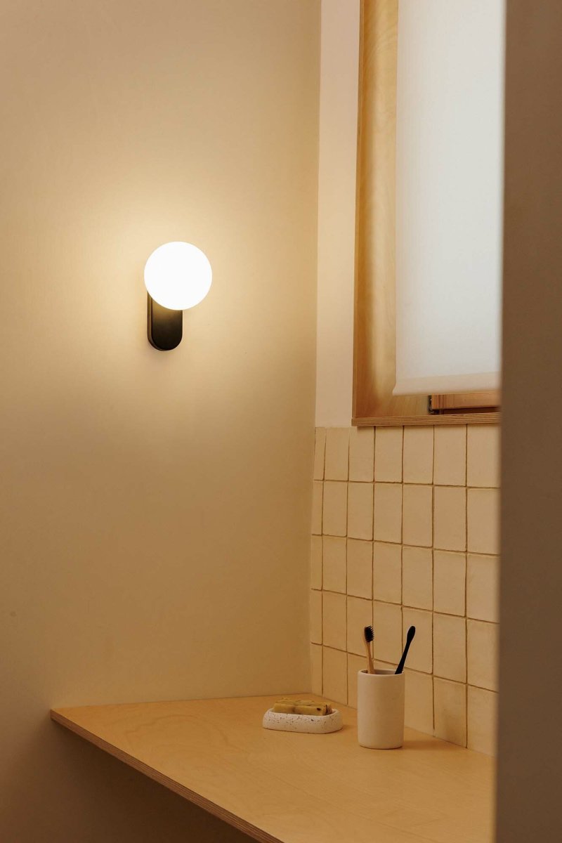 Mabe 16cm Musta kylpyhuoneen valaisin valmistajalta Faro Barcelona - IP44-luokituksen ansiosta se on kosteudenkestävä ja sopii täydellisesti kylpyhuoneisiin.