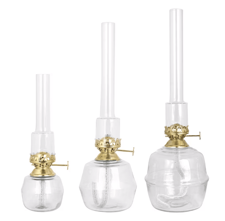 Kerosene Lamp Majken Mid Läpinäkyvä valmistajalta Strömshaga - Petrolilamppu kirkasta lasia, polttimet kirkasta lasia ja polttimet messinki&auml;.