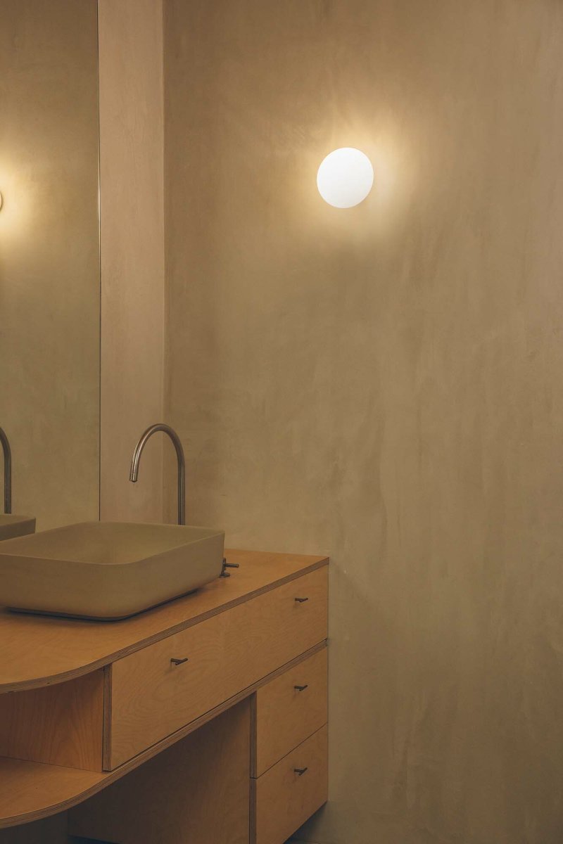 Nubo Ø12 Valkoinen kylpyhuoneen valaisin valmistajalta Faro Barcelona - IP44-luokituksen ansiosta se on kosteutta kest&auml;v&auml; ja sopii t&auml;ydellisesti kylpyhuoneisiin tai k&auml;yt&auml;viin.