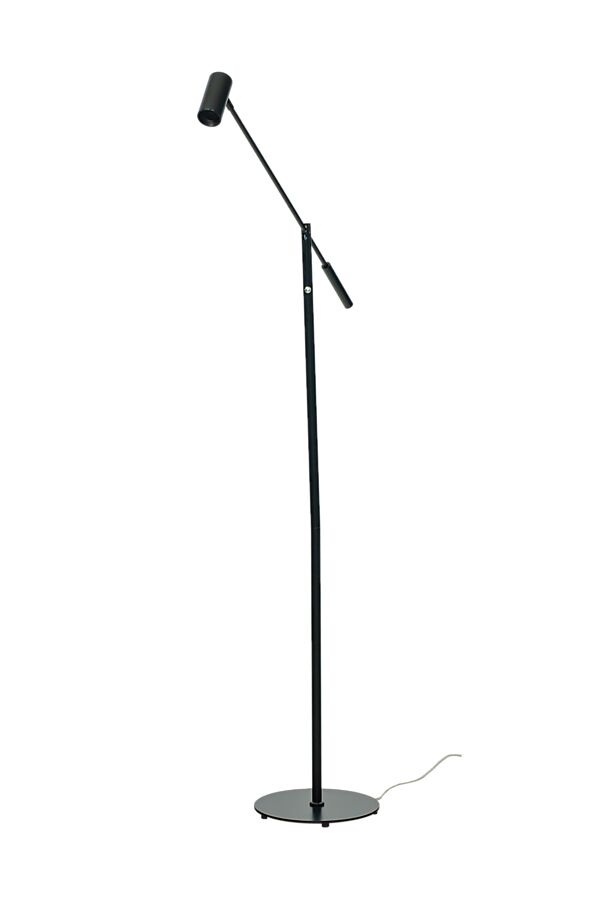 Concord Musta lattiavalaisin valmistajalta Aneta Lighting - Concord integroidun valaistuksen kanssa tarjoaa lämpimän valkoisen suunnatun valon, jota voidaan helposti himmentää lampun kytkimellä.