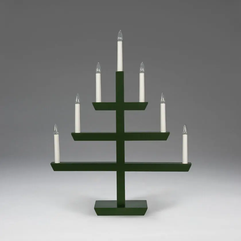 Wooden Candelabra 7 Lights Tummanvihreä valmistajalta Konstsmide - tyylik&auml;s muotoilu ja seitsem&auml;n kauniisti paistavaa valoa.