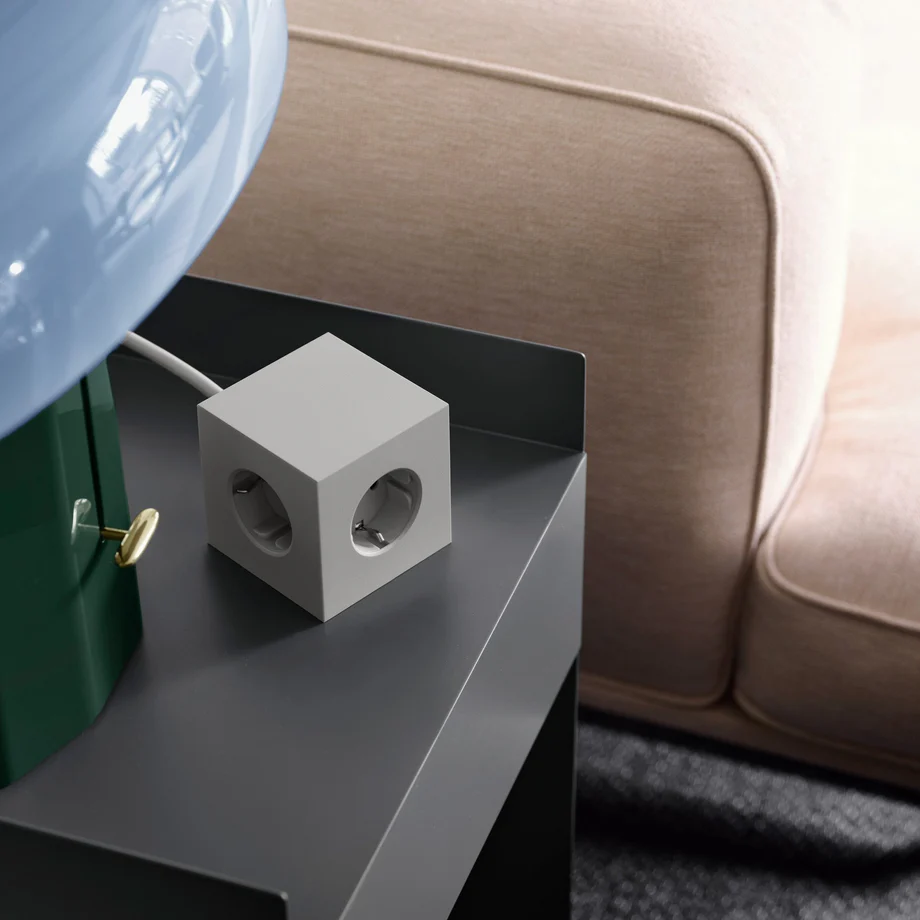 Square 1 with 30W Dual USBC & Magnetic base, 3m Harmaa valmistajalta Avolt - Avoltin tyylikk&auml;&auml;sti muotoiltu jatkojohto, jossa on pitk&auml; PVC-johto, kierr&auml;tysmuovista valmistettu kuutio ja pohjassa magneettilevy sein&auml;lle ripustamista varten.