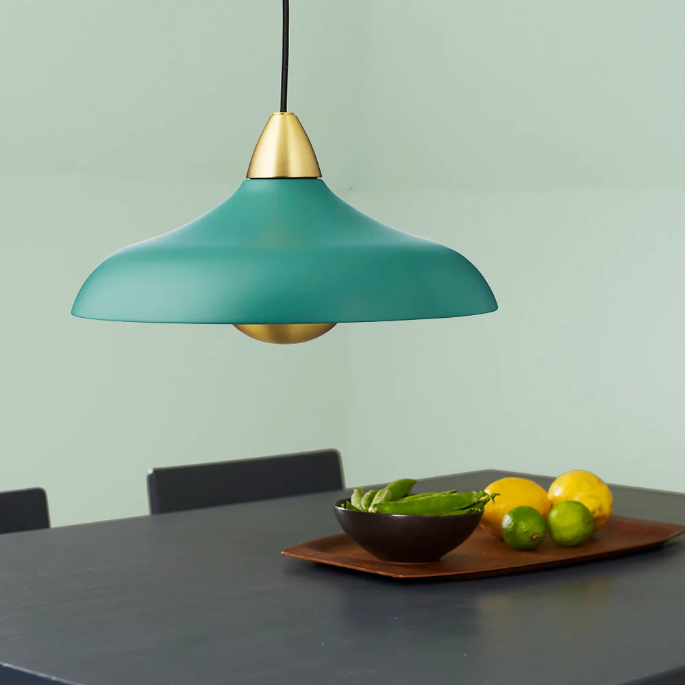 Urban Wide Ø36 Vihreä kattovalaisin valmistajalta Superliving - Nauti kodistasi modernilla Urban Wide -riippuvalaisimella, joka on tyylik&auml;s yhdistelm&auml; mattapintaista tummanharmaata viimeistely&auml; ja tyylikk&auml;it&auml; messinkiyksityiskohtia.