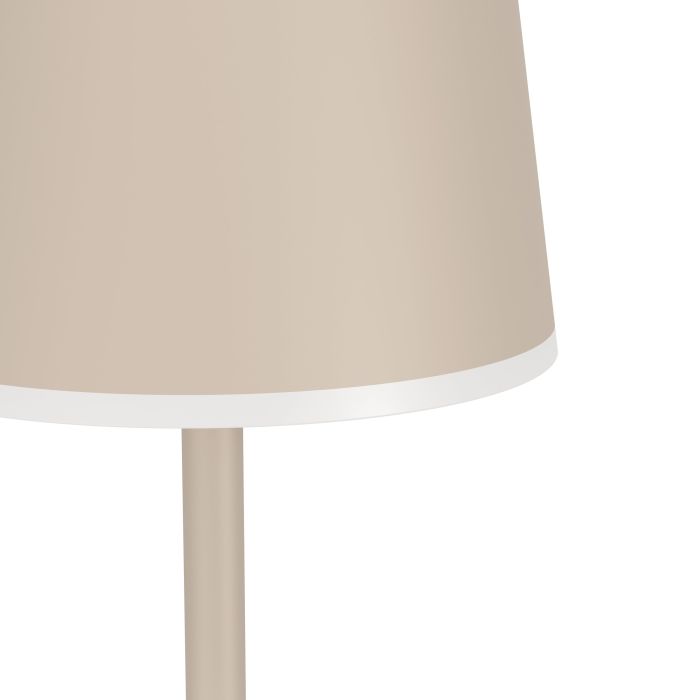 Mannera 140cm Hiekka Siirrettävä valmistajalta Eglo - Lamppu on helppo ladata mukana tulevalla USB-kaapelilla, ja se tarjoaa suuren joustavuuden, koska sitä voidaan käyttää ilman, että se kytketään pistorasiaan.