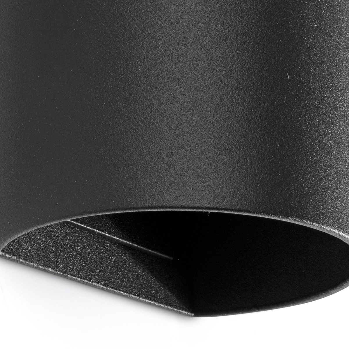 Sole 15cm Musta seinävalaisin valmistajalta Faro Barcelona - Saatavilla kahdessa koossa, ja se voi valaista yhteen tai kahteen suuntaan, joten se sopii erinomaisesti k&auml;yt&auml;ville ja pienempiin tiloihin.