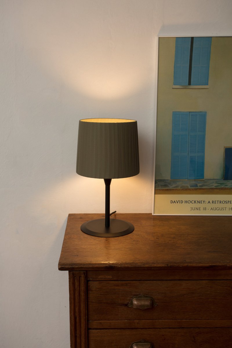 Samba 50cm Vihreä pöytävalaisin valmistajalta Faro Barcelona - T&auml;ss&auml; p&ouml;yt&auml;valaisimessa on tyylik&auml;s musta jalusta ja vihre&auml; tekstiilivarjostin nauhakuviolla, joka antaa pehme&auml;n ja miellytt&auml;v&auml;n hehkun.