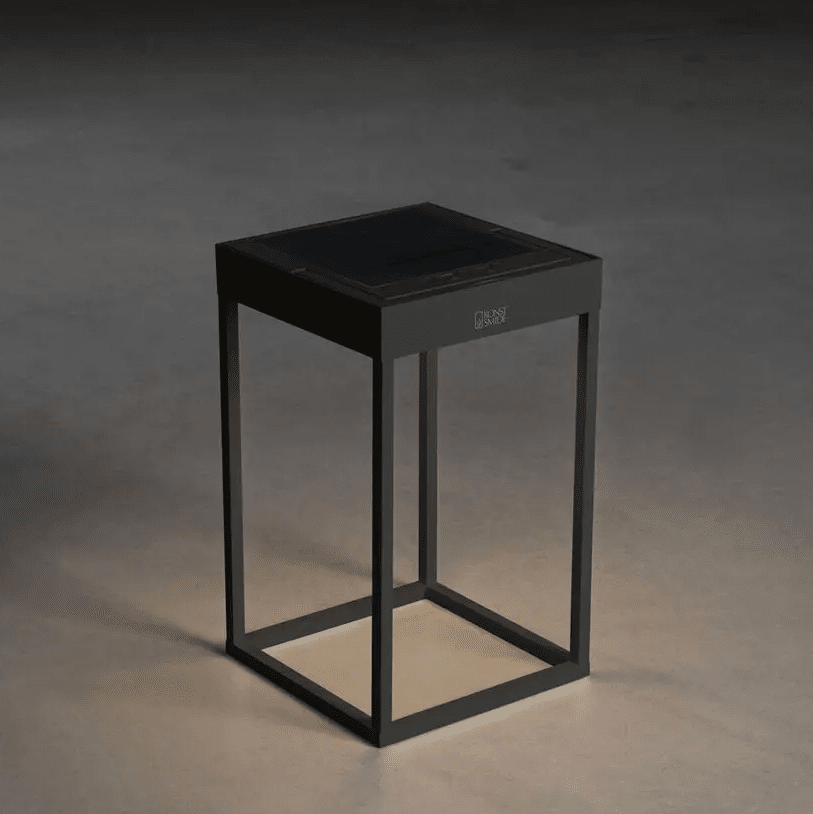 Portofino 30cm Musta aurinkokennolamppu valmistajalta Konstsmide - Portofino on moderni ladattava lyhty, jossa on minimalistinen muotoilu ulkokäyttöön.