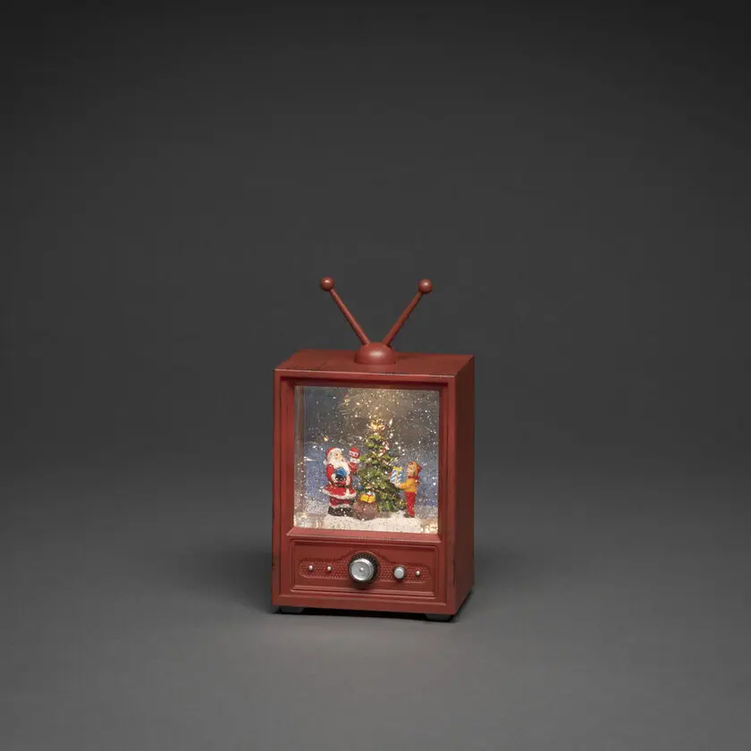 Veden Täyttämä Lyhty Televisiomuodossa Ruskea valmistajalta Konstsmide - T&auml;m&auml; retrotelevision muotoinen vedell&auml; t&auml;ytetty lyhty n&auml;ytt&auml;&auml; tunnelmallisen kohtauksen joulupukilla, pojalla ja koristellulla joulukuusella.