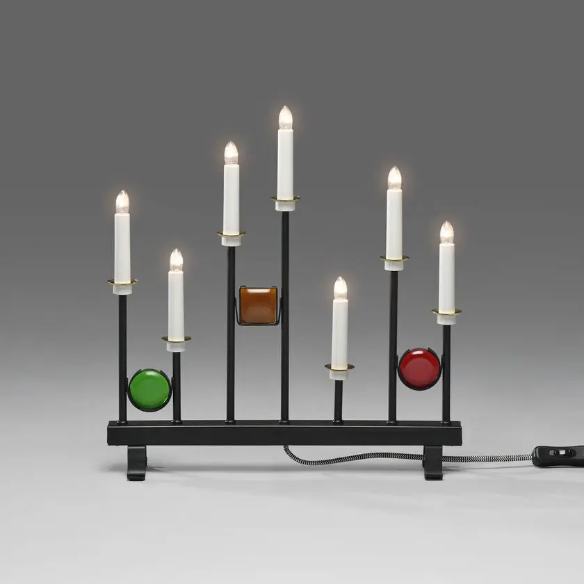 Candelabra 7 Lights Musta valmistajalta Konstsmide - Seitsem&auml;n kynttil&auml;&auml; kehyst&auml;v&auml;t koristeelliset v&auml;rilliset lasiyksityiskohdat vihre&auml;n, punaisen ja meripihkan s&auml;vyin&auml;, mik&auml; luo elegantin ja juhlavan tunnelman.