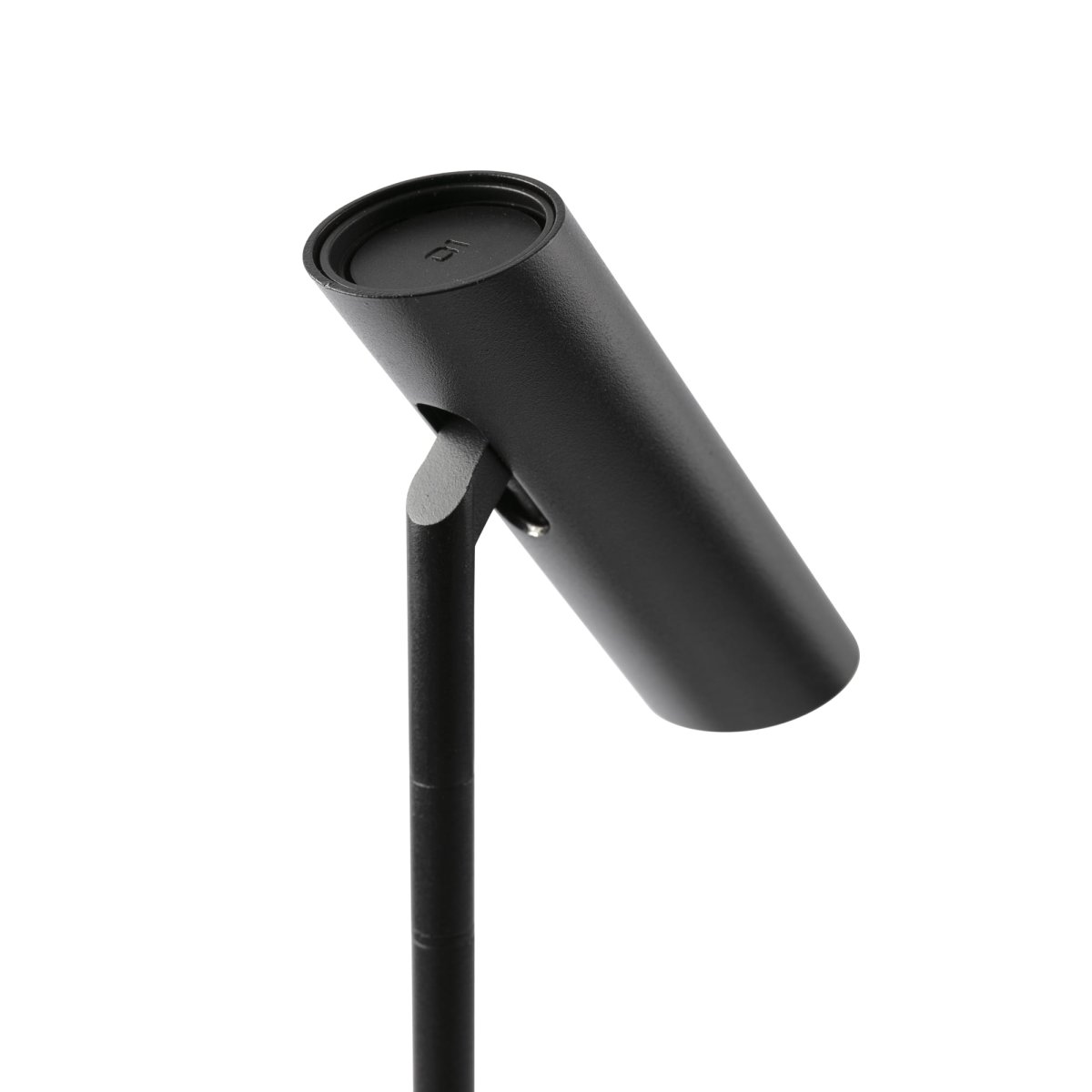 Leo 48cm Musta työpöytävalaisin valmistajalta Faro Barcelona - Leo on musta p&ouml;yt&auml;valaisin, jossa on integroitu LED, joka yhdist&auml;&auml; monipuolisuuden moderniin muotoiluun.