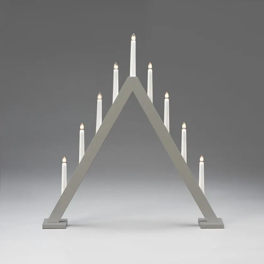 Candelabra 9 Lights Harmaa valmistajalta Konstsmide - Luo tyylik&auml;s ja moderni joulutunnelma t&auml;ll&auml; tyylikk&auml;&auml;ll&auml; adventtikynttil&auml;njalalla, joka on harmaaksi lakattua puuta.
