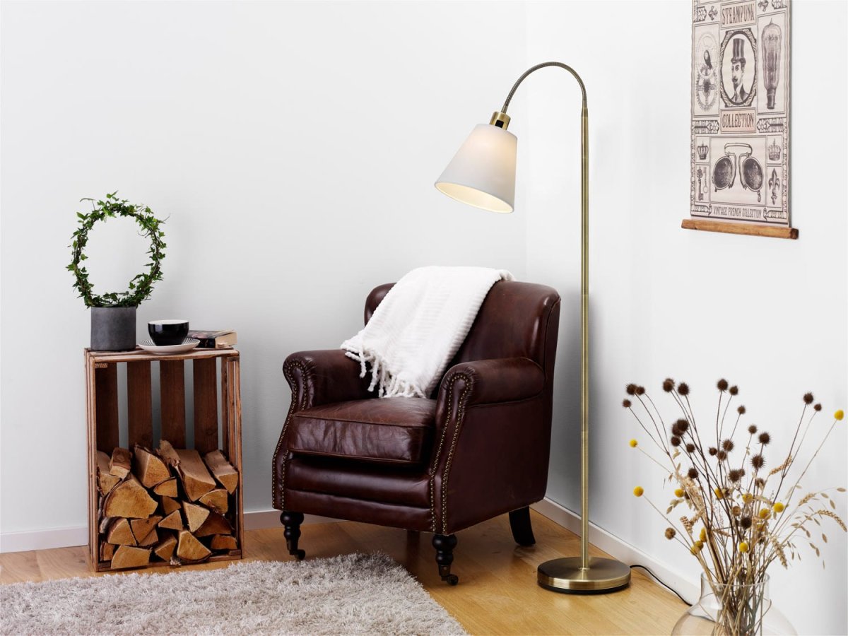 Solo Antiikki messinki lattiavalaisin valmistajalta Cottex - Antiikista messingistä valmistettu solo-lattiavalaisin sisältää valkoisen ja mustan tekstiilivarjostimen persoonallisen tyylin luomiseksi.