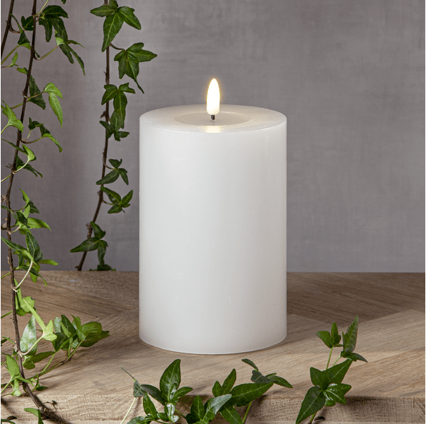 LED Pöytäkynttilä Flamme Flow Big Valkoinen valmistajalta Star Trading - Flamme Flow Big on lohkokynttilä, jossa on luonnollinen liekki Flamme ja jonka paloaika on noin 2500 tuntia.