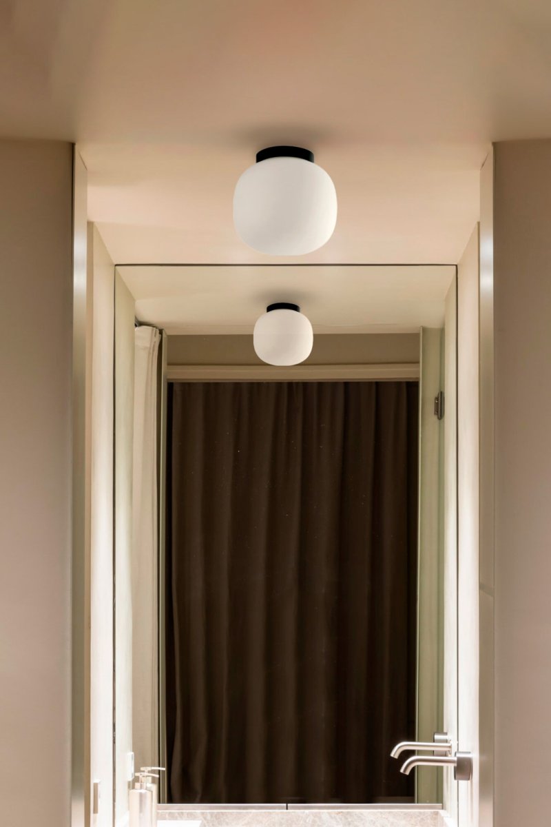 Amelia Ø22 Musta kylpyhuoneen valaisin valmistajalta Faro Barcelona - Amelia on H&eacute;ctor Serranon suunnittelema musta kattovalaisin, jolla on kevyt ja ilmava ilme.