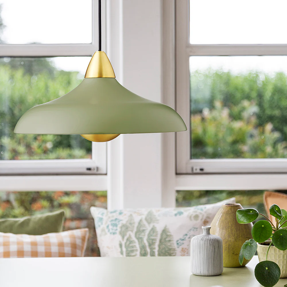 Urban Wide Ø36 Oliivinvihreä kattovalaisin valmistajalta Superliving - Paranna kotiasi modernilla Urban Wide -riippuvalaisimella, jossa on tyylikäs yhdistelmä mattapintaista oliivinvihreää viimeistelyä ja tyylikkäitä messinkiyksityiskohtia.