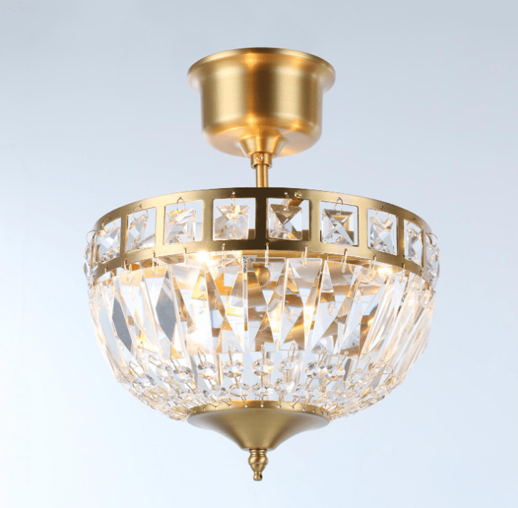 Flores Ø25 Harjattua messinkiä kristalli valmistajalta Norrsken Design - Käsin leikatut Class 1 K9 -kiteet antavat upean kiillon ja luovat kauniin valon leikin, joka muuttaa minkä tahansa huoneen kimaltelevaksi keitaaksi.