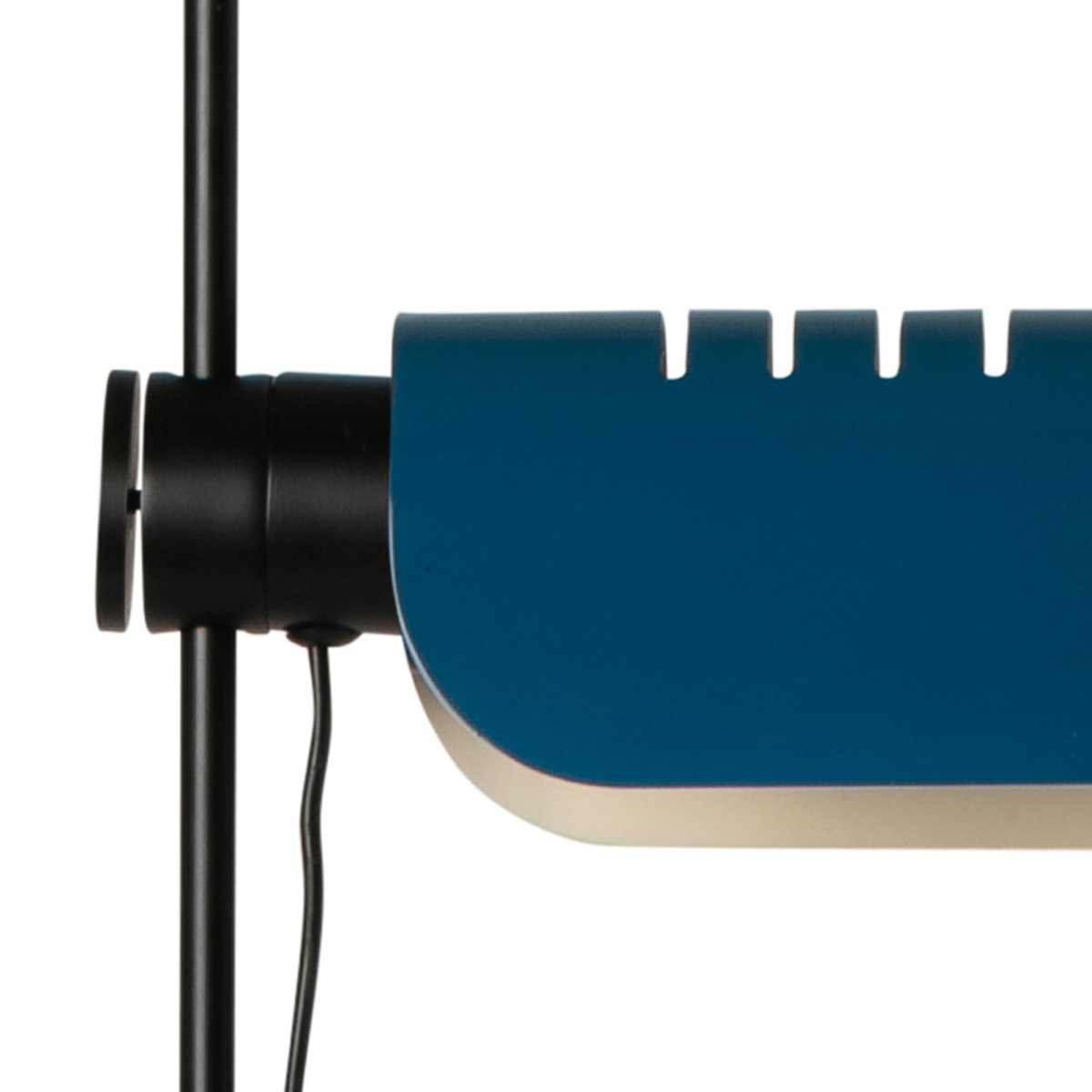 Martinica Sininen lattiavalaisin valmistajalta Faro Barcelona - Martinica on lattiavalaisin, joka on saanut inspiraationsa klassisesta retrotyylist&auml;, mutta jossa on p&auml;ivitetty ja leikkis&auml; muoto.