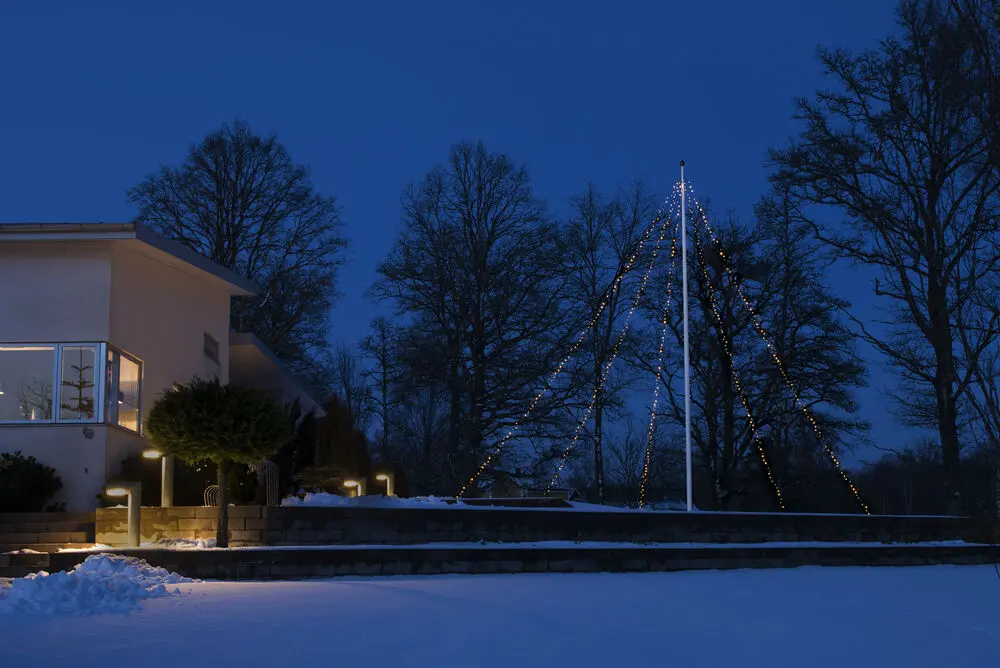Lipputankovalo Warm White10m Musta valmistajalta Konstsmide - Lipputangon lenkki, jossa on 5 silmukkaa ja 100 LED-valoa lämpimässä valkoisessa hehkussa &ndash; täydellinen tunnelmallisen joulukuusen luomiseen puutarhaan.