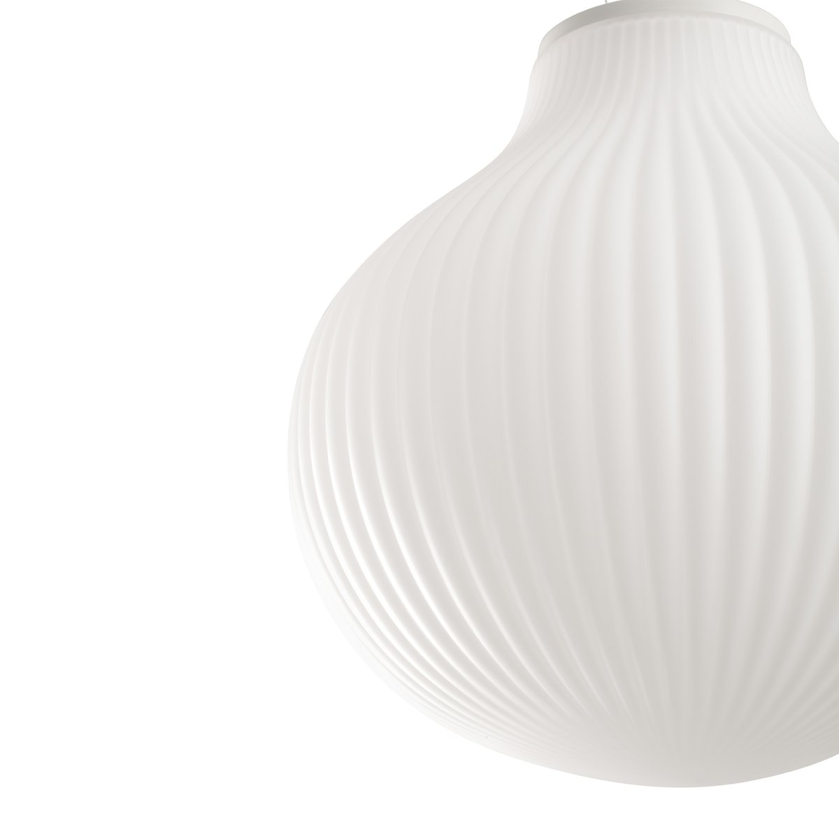 Isabelle Ø40 Valkoinen kattovalaisin valmistajalta Faro Barcelona - Opaalinvalkoinen lasi levitt&auml;&auml; l&auml;mmint&auml; ja miellytt&auml;v&auml;&auml; valoa, ja pinta leikittelee varjojen kanssa luoden eloisan ilmeen.