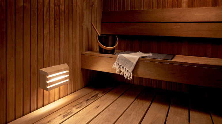 Saunaled H Puu valmistajalta Airam - Saunaled H (horisontaalinen) on tyylik&auml;s saunavalaisin kiinte&auml;ll&auml; LEDill&auml;.