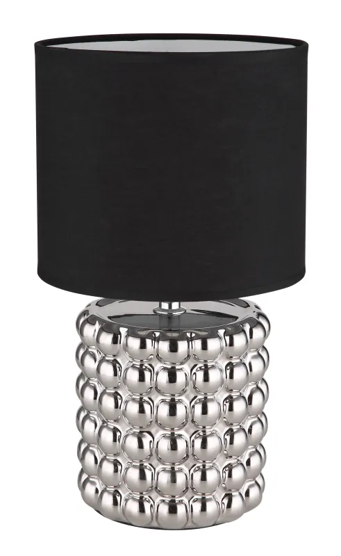 Valentino 33cm Kromi pöytävalaisin valmistajalta Globo Lighting - P&aring; en cylinderformad fot i krompl&auml;terad keramik vilar en stilren, svart textilsk&auml;rm.