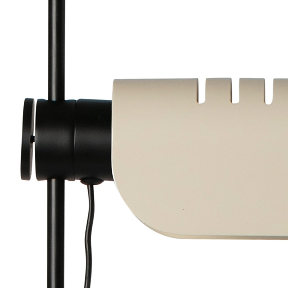 Martinica Beige lattiavalaisin valmistajalta Faro Barcelona - Martinica on lattiavalaisin, joka on saanut inspiraationsa klassisesta retrotyylist&auml;, mutta jolla on p&auml;ivitetty ja leikkis&auml; muoto.