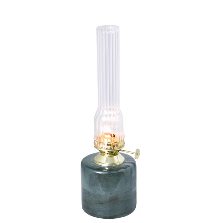 Kerosene lamp elvira small Vihreä valmistajalta Strömshaga - Valaisin on valmistettu 50-60 % kierr&auml;tetyst&auml; lasista ja sopii syd&auml;men tuotenumeroihin 116210 ja tuotenumeroihin 139410G tai 121800G.