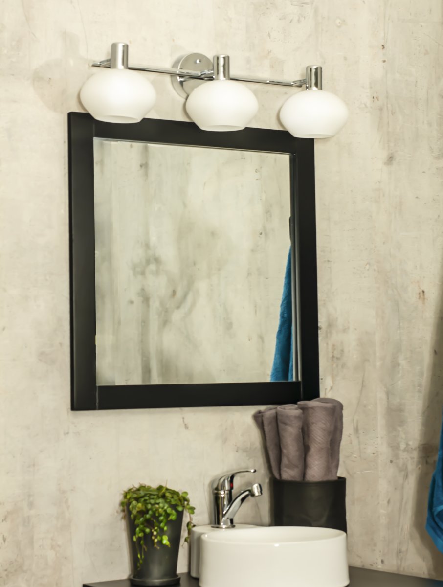 Elba 63cm Kromi kylpyhuoneen valaisin valmistajalta Aneta Lighting - T&auml;ss&auml; metallista valmistetussa sein&auml;valaisimessa on tyylik&auml;s muotoilu ja kolme kauniisti muotoiltua opaalivalkoista lasikupua, jotka tarjoavat pehme&auml;n ja miellytt&auml;v&auml;n valon.