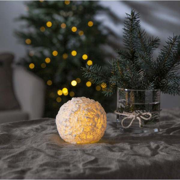LED Kynttilä Snowball Valkoinen valmistajalta Star Trading - Lumipallon muotoinen vahakynttil&auml;, joka loistaa l&auml;mpim&auml;ll&auml; valkoisella hehkulla.